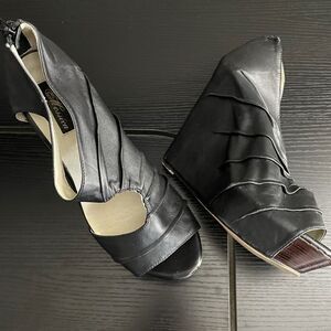 Messeca New York Cecilia Black Leather Platform Wedges. 9.5